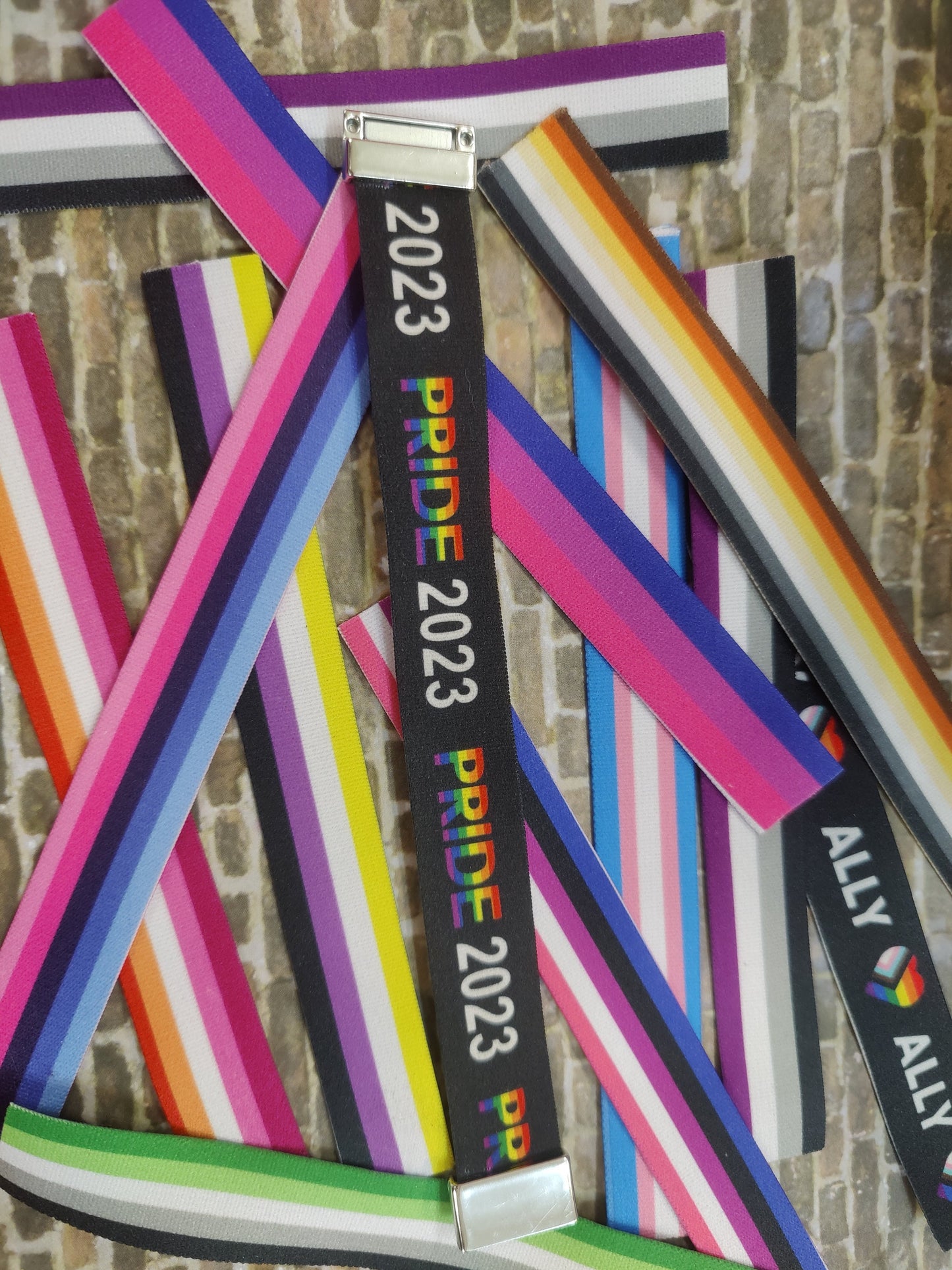 Demigirl Flag - Thick Elastic Wristband Bracelet - stretchy elastic with magnetic clasp - heavy duty, washable 7/8" grey, white, light pink